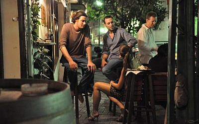 Having a drink at an outdoor Tel Aviv bar (photo credit: Nino Herman/Flash 90)