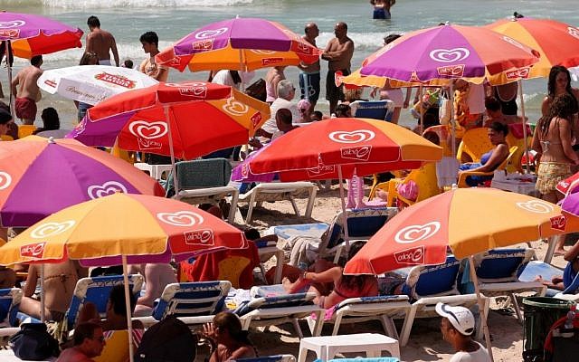Bring your laptap. Tel Aviv beach. (Photo credit: Moshe Shai/Flash90)