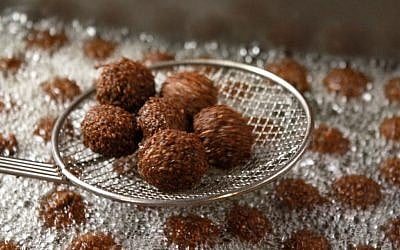 Freshly fried falafel ( Rachael Cerrotti/Flash 90)