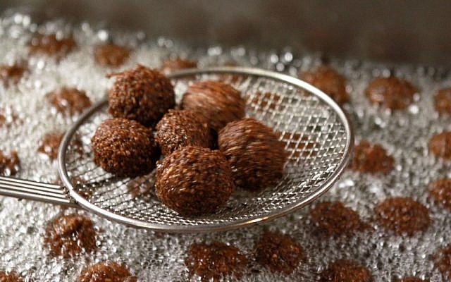 Freshly fried falafel ( Rachael Cerrotti/Flash 90)