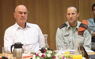 Minister for Home Front Defense Matan Vilnai during a briefing with IDF officers last year (photo credit:Meir Partush/Flash90)