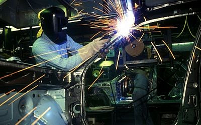 A worker at on a Ford production line in Chicago (Photo credit: Serge Attal/Flash90)