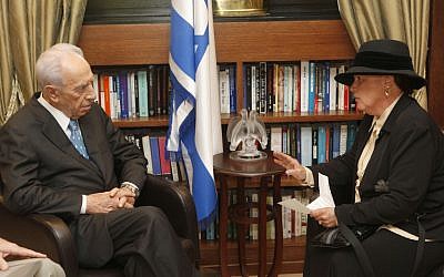 Esther Pollard, Jonathan Pollard's wife, meets with Shimon Peres in Jerusalem, April 2012 (photo credit: Uri Lenz/Flash90)