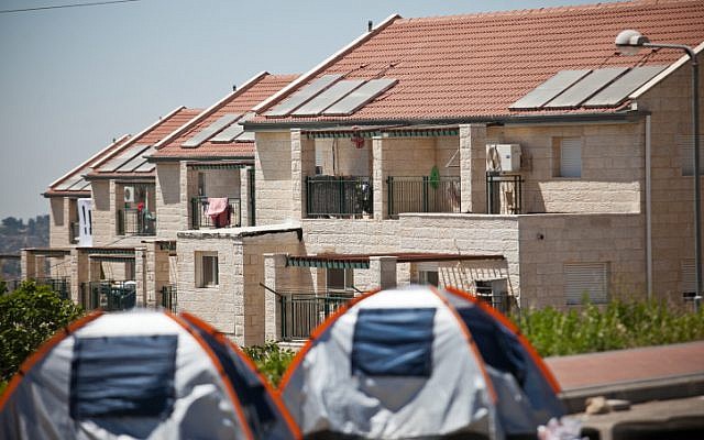Protest tents outside the Givat Ulpana houses scheduled for eviction (photo by: Noam Moskowitz/ Flash90) Protest tents outside the Givat Ulpana houses scheduled for eviction (photo by: Noam Moskowitz/ Flash90)