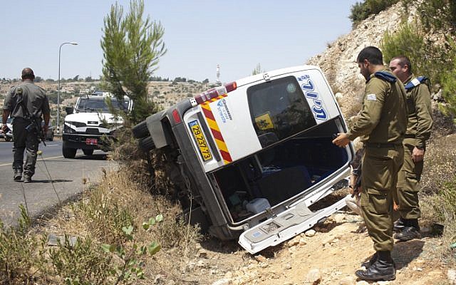 Scene of a mini-bus crash outside Jerusalem in which 15 military police were injured. (photo credit: Yonatan Sindel/Flash90)