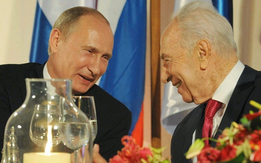 Vladmir Putin (L) and Shimon Peres at Peres' residence in Jerusalem on June 25, 2012 (Mark Neyman/GPO/Flash90)