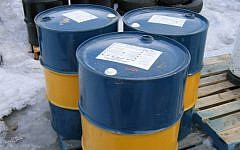 Barrels of petroleum (CC-BY-SA, by Trevor MacInnis, Wikimedia Commons)