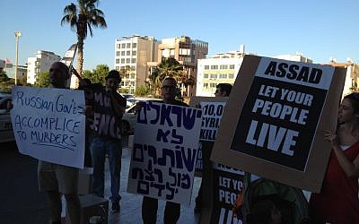 Demonstrators chant anti-Putin slogans on Russian independence day, Tel Aviv, June 12 (photo credit: Elhanan Miller/Times of Israel) Demonstrators chant anti-Putin slogans on Russian independence day, Tel Aviv, June 12 (photo credit: Elhanan Miller/Times of Israel)