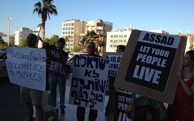 Demonstrators chant anti-Putin slogans on Russian independence day, Tel Aviv, June 12 (photo credit: Elhanan Miller/Times of Israel) Demonstrators chant anti-Putin slogans on Russian independence day, Tel Aviv, June 12 (photo credit: Elhanan Miller/Times of Israel)