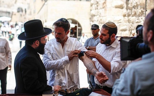 David Arquette celebrates his bar mitzva at the Western Wall on Monday (photo credit: Noam Moskowitz/Flash90)