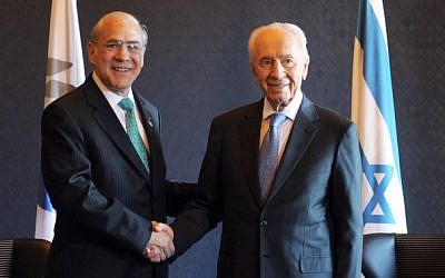 OECD Secretary General Angel Gurria (L) meets with President Shimon Peres in Jerusalem , on Sunday (photo credit: Kobi Gideon/GPO/Flash90)