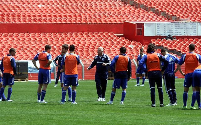Israel's national soccer team during practice, March 2009 (Roni Schutzer/Flash90)