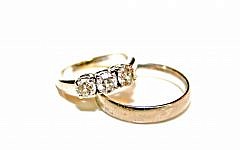 Diamond wedding rings (CC-BY-SA, by Deerstop, Wikimedia Commons)