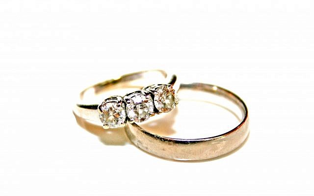 Diamond wedding rings (CC-BY-SA, by Deerstop, Wikimedia Commons)