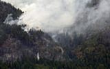 A water dropping helicopter makes a run over the Waldo Canyon wildfire west of Colorado Springs, Colo., Thursday, June 26 (photo credit: AP/Chris Carlson)