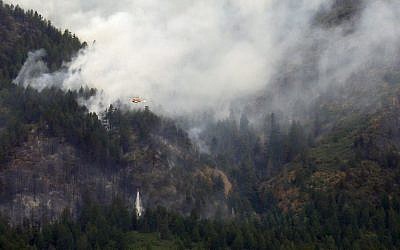 A water dropping helicopter makes a run over the Waldo Canyon wildfire west of Colorado Springs, Colo., Thursday, June 26 (photo credit: AP/Chris Carlson)