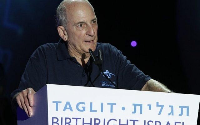 Charles Bronfman speaking at a Taglit-Birthright event. (Courtesy)