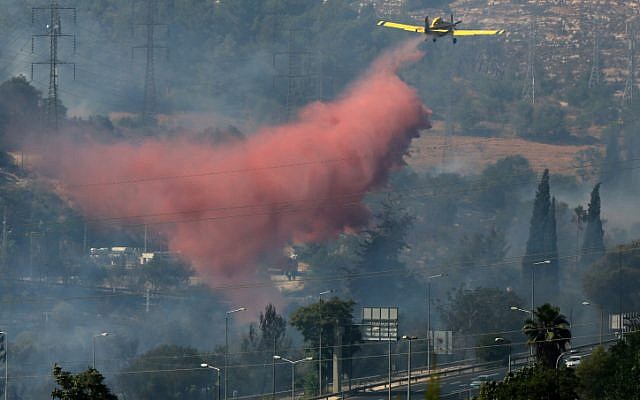Firefighters teams seen fighting a forest fire in the outskirts of Jerusalem on Tuesday (Nati shohat /Flash90) Firefighters teams seen fighting a forest fire in the outskirts of Jerusalem on Tuesday (Nati shohat /Flash90)