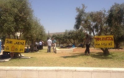The hunger-strikers' camp just below the Supreme Court in Jerusalem (Photo credit: Mitch Ginsburg)