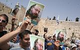 Israelis demonstrate at the Western Wall for the release of Jonathan Pollard in 2005. (Nati Shohat/Flash90)
