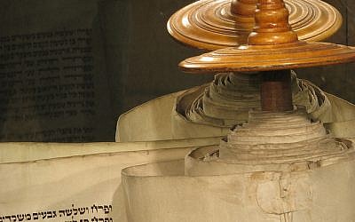 Torah Scroll (Photo Credit:CC BY-SA,RubberPaw/Flickr)