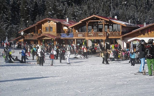 The resort town of Bansko (photo credit: CC-BY-SA Ale3andro, Flickr)
