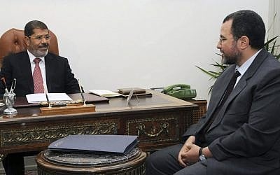 Egyptian President Mohammed Morsi, left, and Prime Minister Hesham Kandil at the presidential palace in Cairo, Egypt (photo credit: AP/Ahmed Mourad)