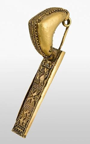 Gold fibula 7th century BCE (photo credit: Courtesy Bible Lands Museum)