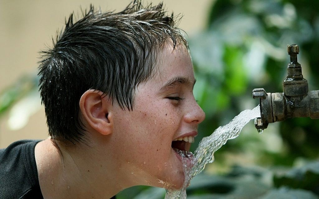 Slurping down some ice cold water (photo credit: Moshe Shai/Flash 90)