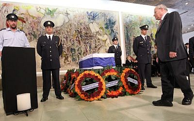 Citizens pay their final respects to late prime minister Yitzhak Shamir, as his coffin is displayed at the Knesset Monday (photo credit: Miriam Alster/Flash90)