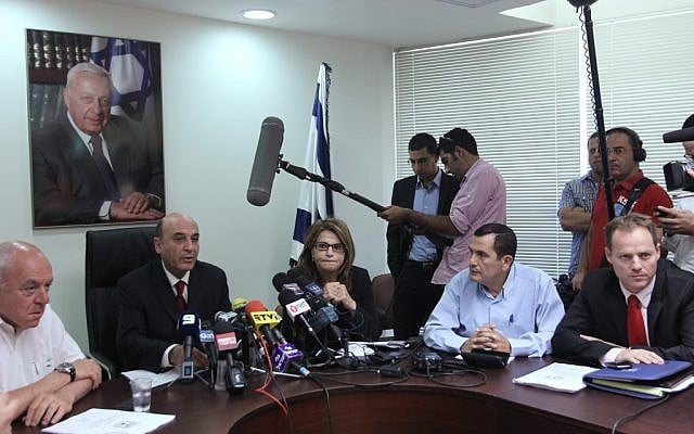 Kadima chair Shaul Mofaz leads a party meeting earlier this month (photo credit: Miriam Alster/Flash90)