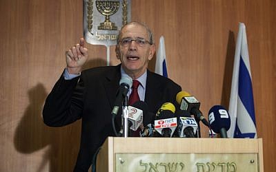 Then-state prosecutor Moshe Lador holds a press conference at the Justice Ministry on July 10, 2012. (Uri Lenz/Flash90)