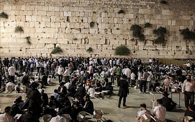 Thousands attend a Tisha B'Av prayer service at the Western Wall in Jerusalem on Saturday July 28, 2012 (photo credit: Noam Moskowitz/Flash90)