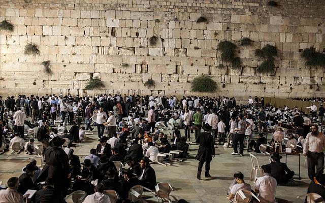 Thousands attend a Tisha B'Av prayer service at the Western Wall in Jerusalem on Saturday July 28, 2012 (photo credit: Noam Moskowitz/Flash90)