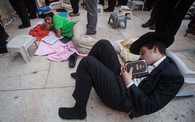 Jews mourning at the Western Wall on Sunday. (photo credit: Uri Lenz/Flash90)