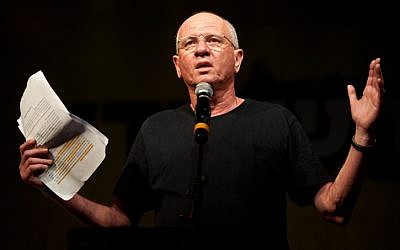 Retired police major general Zeev Even-Chen, whose daughter Topaz Even-Chen Klein died in the Carmel Fire, speaking at a protest in Tel Aviv on June 30. (photo credit: Jorge Novominsky/Flash90)