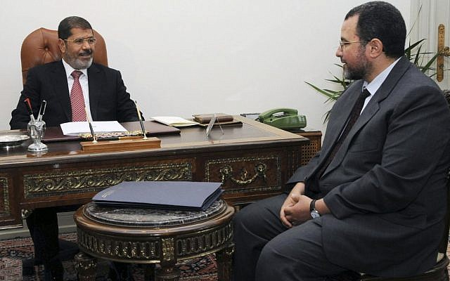 Prime Minister Hisham Kandil meeting with President Mohammed Morsi in Cairo, July 2012 (photo credit: AP Photo/Ahmed Mourad)