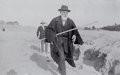 Flinders Petrie, one of the fathers of modern archaeology, in Egypt in 1922. A memorial service for Petrie, who died 70 years ago, was held at the Jerusalem grave where his body -- but not his head -- was buried in 1942. (photo credit:  Courtesy of the Petrie Museum of Egyptian Archaeology, London)