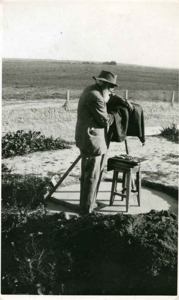Petrie with his famous "biscuit-tin camera" at Tel al-Ajjul, Gaza, 1933. (photo credit: Courtesy of the Petrie Museum of Egyptian Archaeology, London) 
