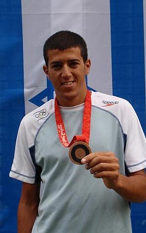 Shahar Tzuberi with his Olympic medal in Beijing '08 (photo credit: CC-BY Baderez/Wikipedia)