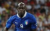Balotelli in action against England in Euro 2012. (CC-BY-SA-Илья Хохлов/Wikipmedia Commons)