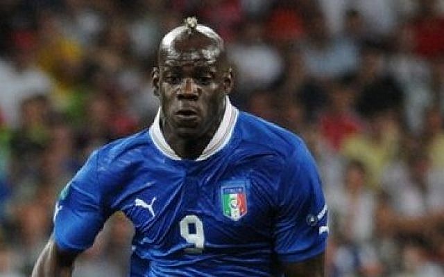 Balotelli in action against England in Euro 2012. (CC-BY-SA-Илья Хохлов/Wikipmedia Commons)