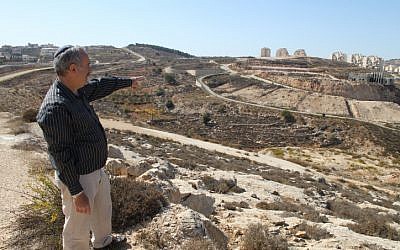 Efrat's city engineer Moshe Ben Elisha shows the area where new apartments will be built (photo credit: Gershon Elison/Flash90)