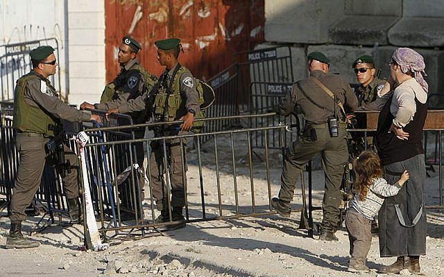 Border Police on duty outside the Tomb of the Patriarchs (photo credit: Miriam Alster/Flash90)