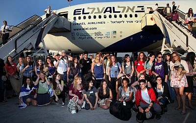 North American New immigrants pose in front of the Nefesh B'Nefesh chartered plane on Thursday (photo credit: Sason Tiram)