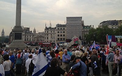 Crowds in Trafalgar Square marking the 1972 Munich massacre. (photo credit: courtesy Jonathan Sacerdoti)