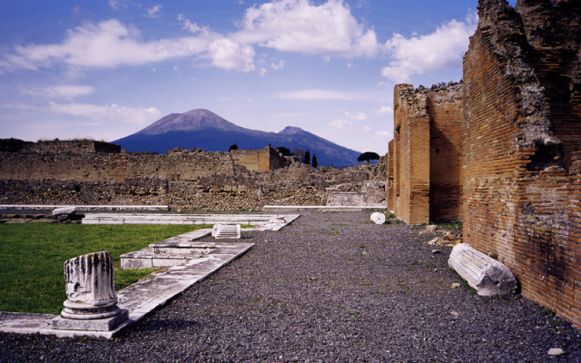 Vesuvius, from Pompei (photo credit: CC-BY-SA Morn the Gorn, Wikimedia Commons)