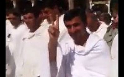 Iranian President Mahmoud Ahmadinejad caught on camera during pilgrimage to Mecca (image capture YouTube)