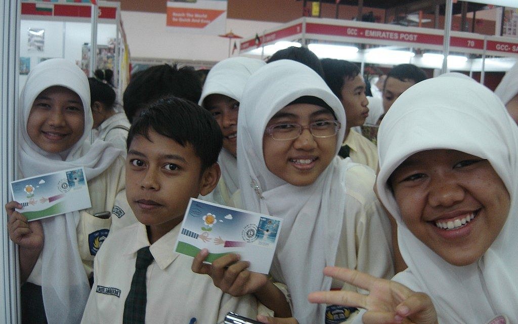 Indonesian kids go wild over Israeli stamps (Courtesy Les Glassman)