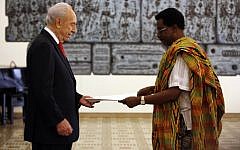Ghana's ambassador to Israel Henry Hanson-Hall presents Shimon Peres with his credentials in 2010 (photo credit: Miriam Alster/Flash90)